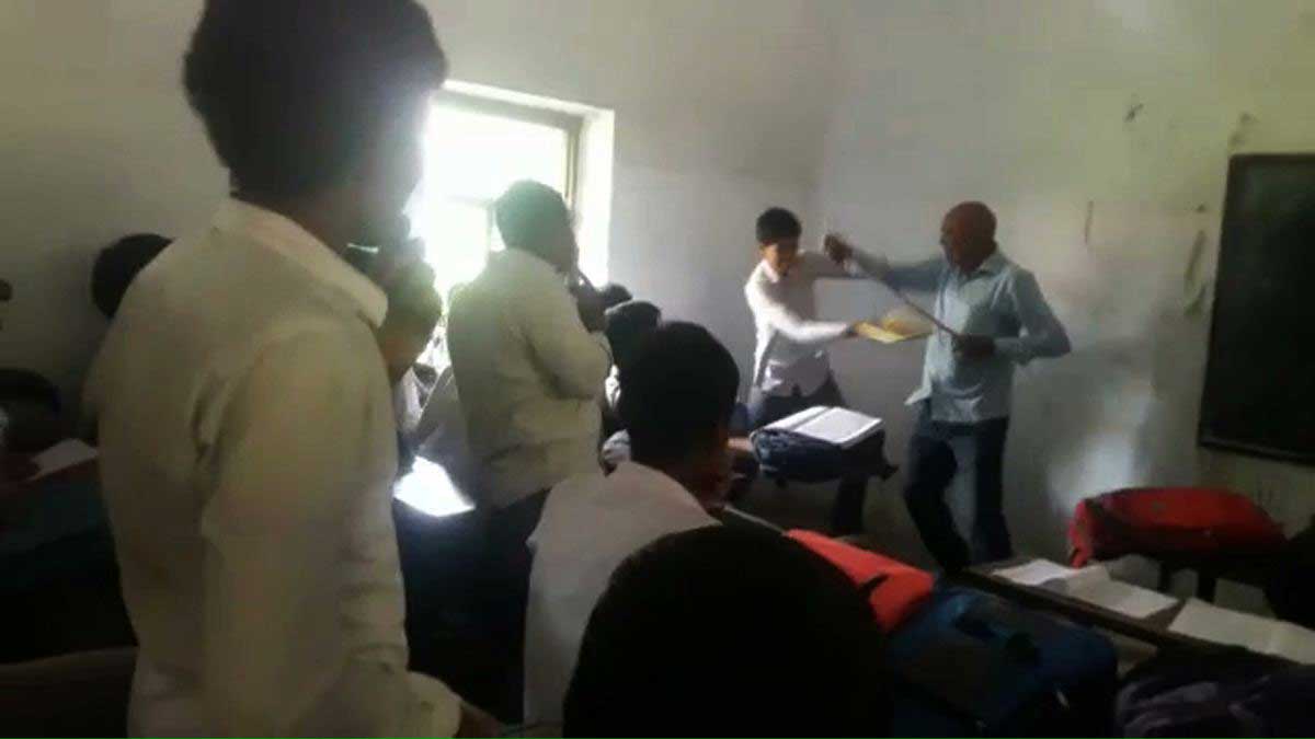 Deoria teacher beat up the student fiercely