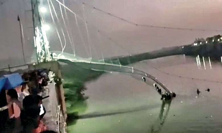 132 people died due to cable bridge collapse in Gujarat