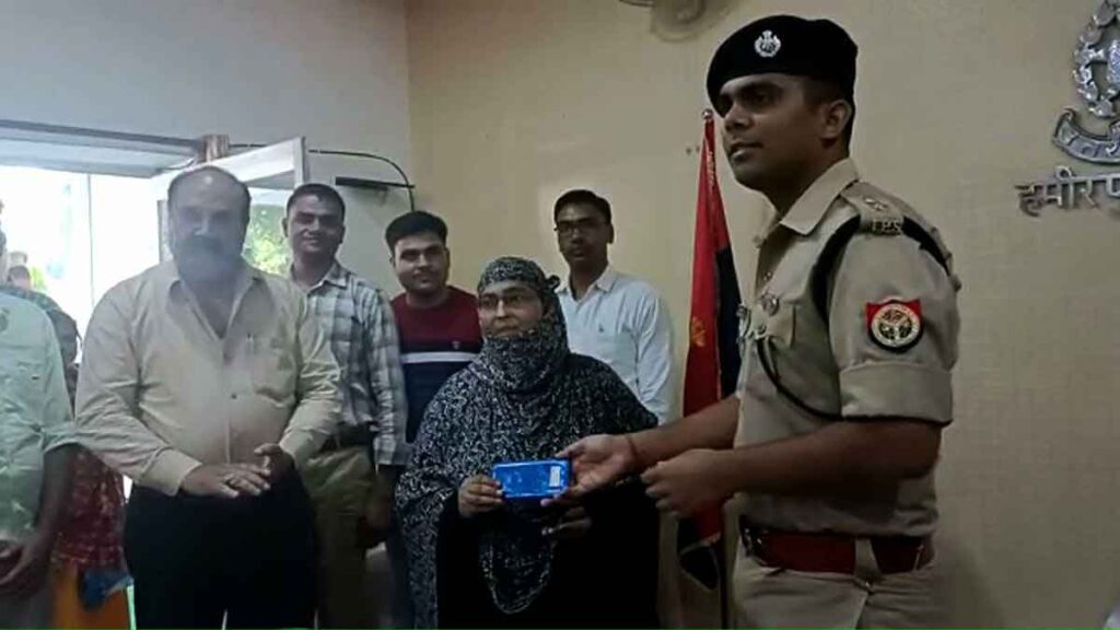 Hamirpur police recovered 175 mobiles and handed to their owners