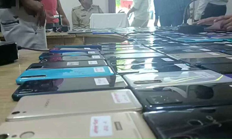 Hamirpur police recovered 175 mobiles and handed to their owners