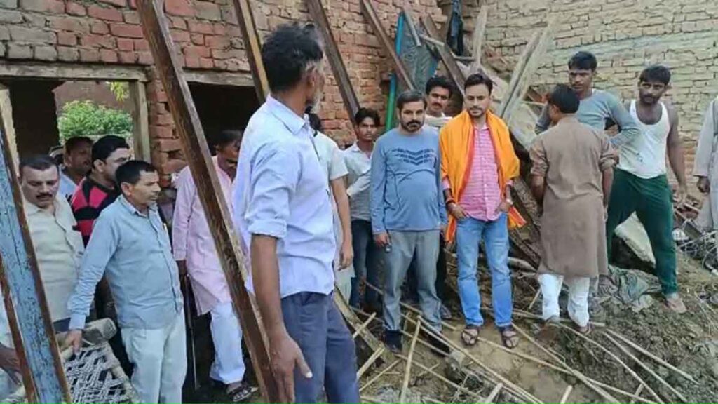 House collapsed in heavy rain in Sambhal social worker helped