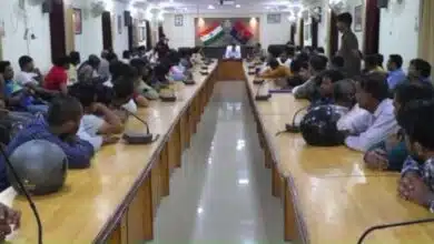 Kanpur ACP meeting with firecracker traders