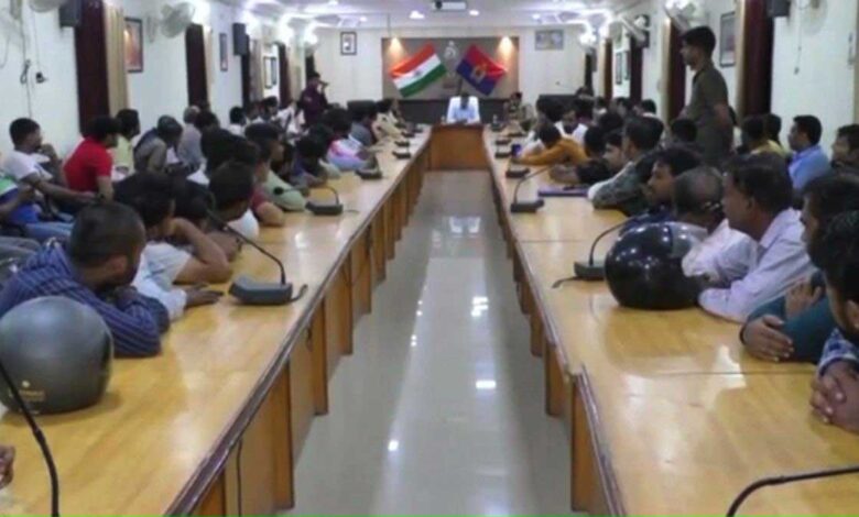 Kanpur ACP meeting with firecracker traders