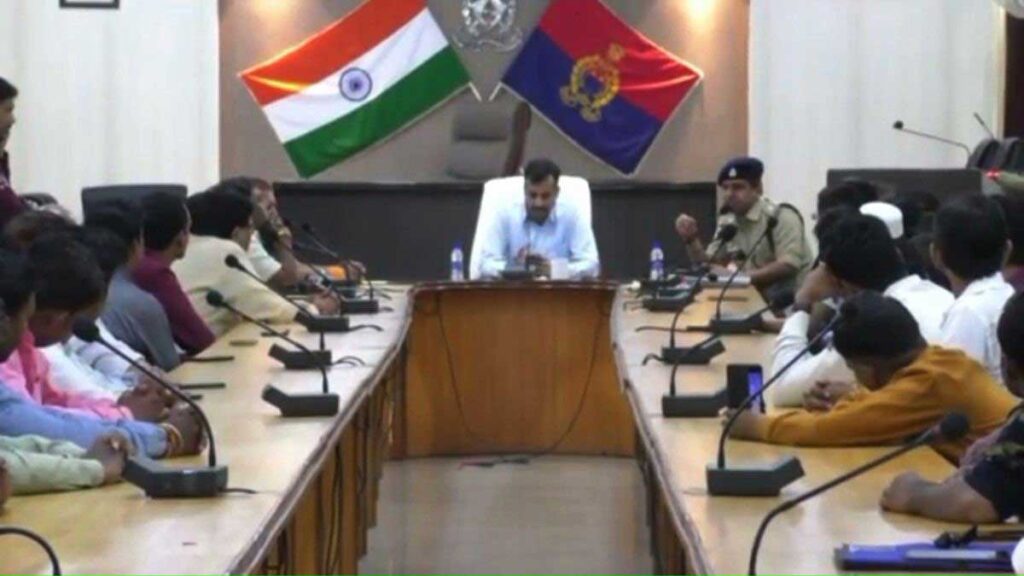 Kanpur ACP meeting with firecracker traders