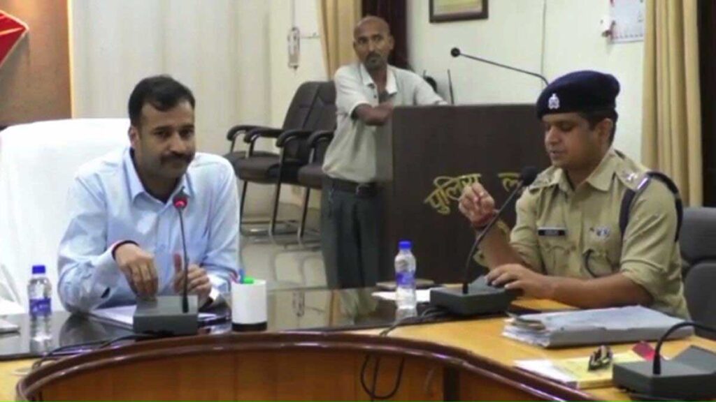 Kanpur ACP meeting with firecracker traders