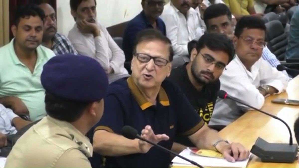 Kanpur ACP meeting with firecracker traders