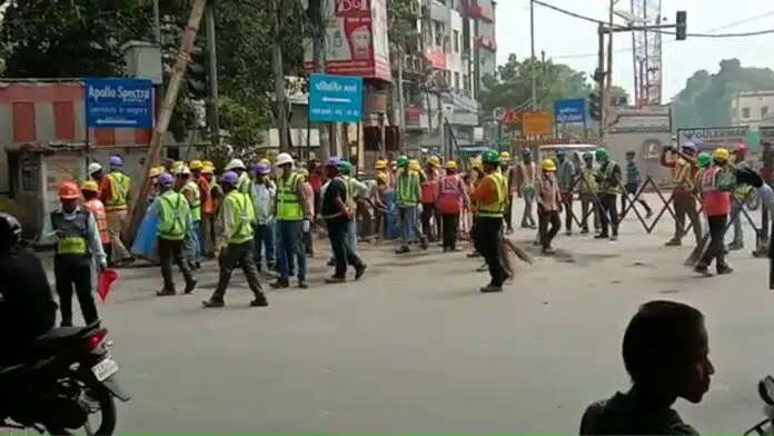 https://newsnow24x7.com/wp-content/uploads/2022/10/Kanpur-Metro-employees-caught-broom-in-their-hands-1.jpg