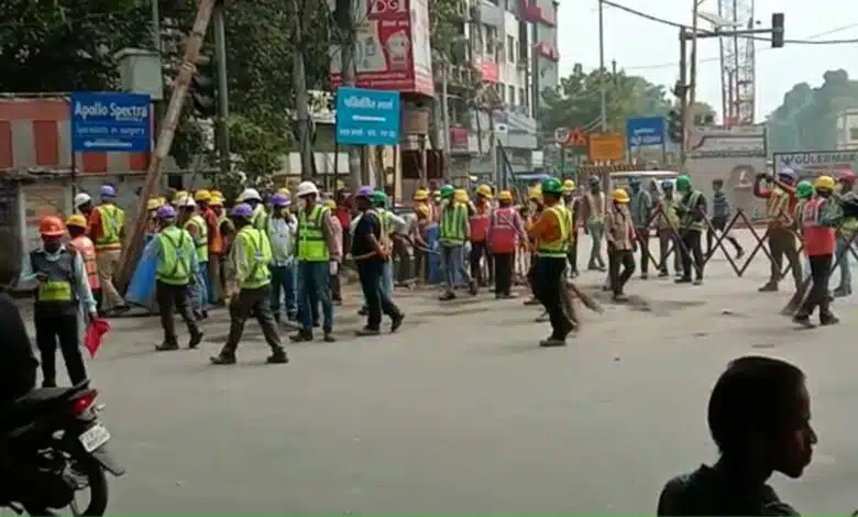 https://newsnow24x7.com/wp-content/uploads/2022/10/Kanpur-Metro-employees-caught-broom-in-their-hands-1.jpg
