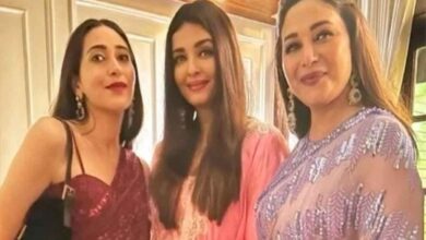 Karisma shared pictures from Diwali party