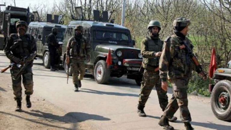 Jammu and Kashmir में आतंकियों ने कश्मीरी पंडित को गोली मारी, अस्पताल में मौत