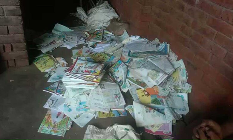 Kaushambi school cook sold school books to the scrap