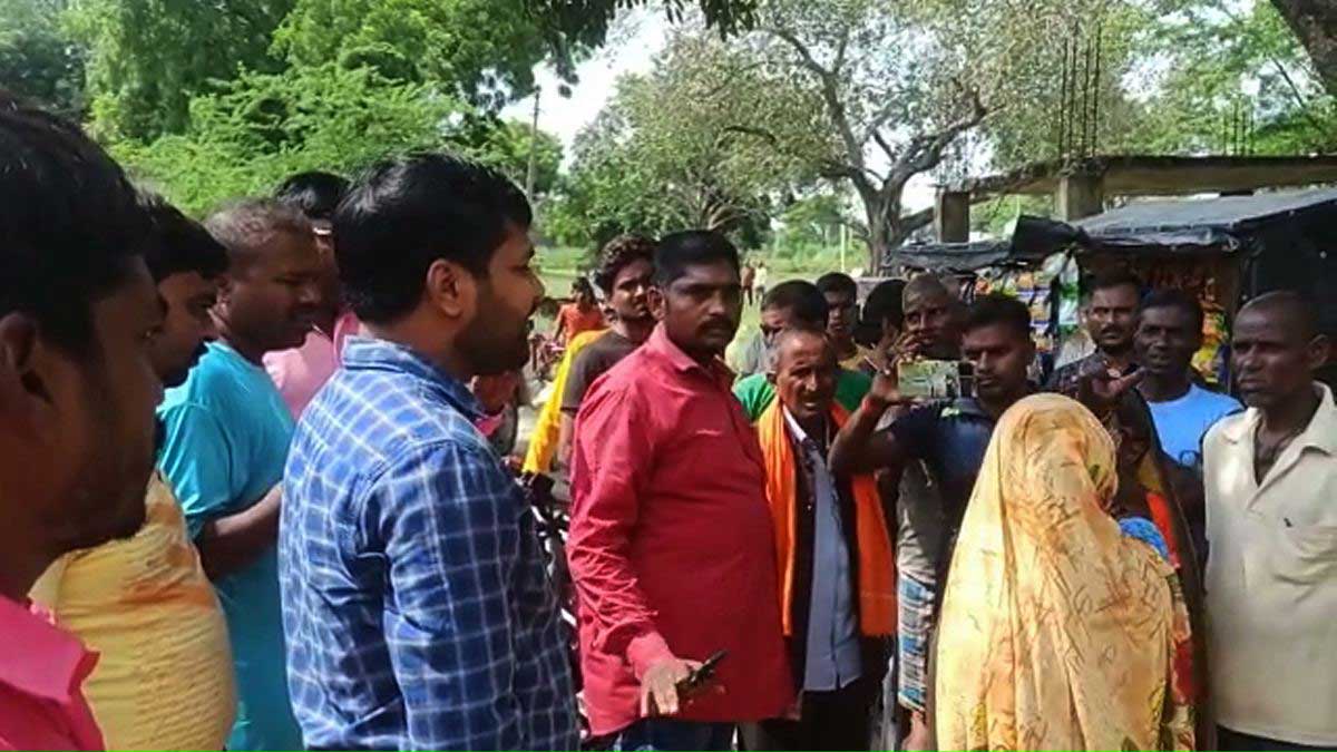Kaushambi school cook sold school books to the scrap