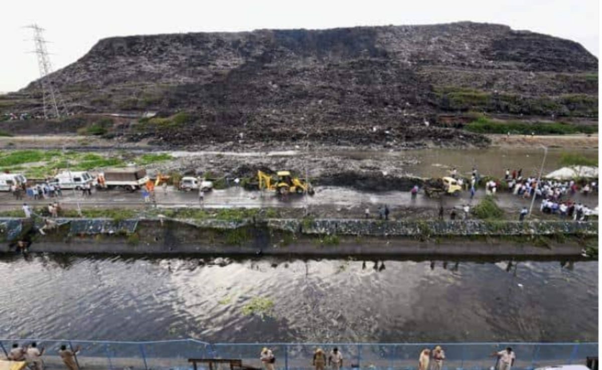 BJP and AAP reaches the garbage dump in Delhi