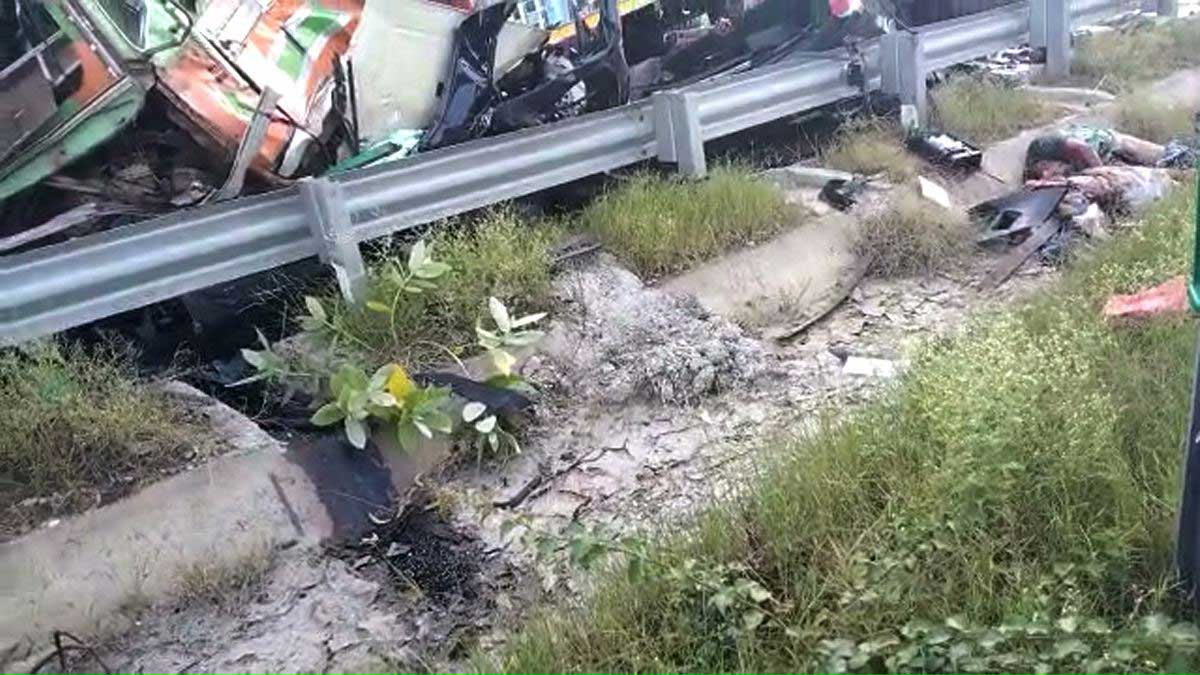 Major accident on Purvanchal Expressway in Sultanpur
