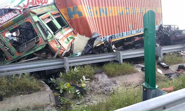 Major accident on Purvanchal Expressway in Sultanpur
