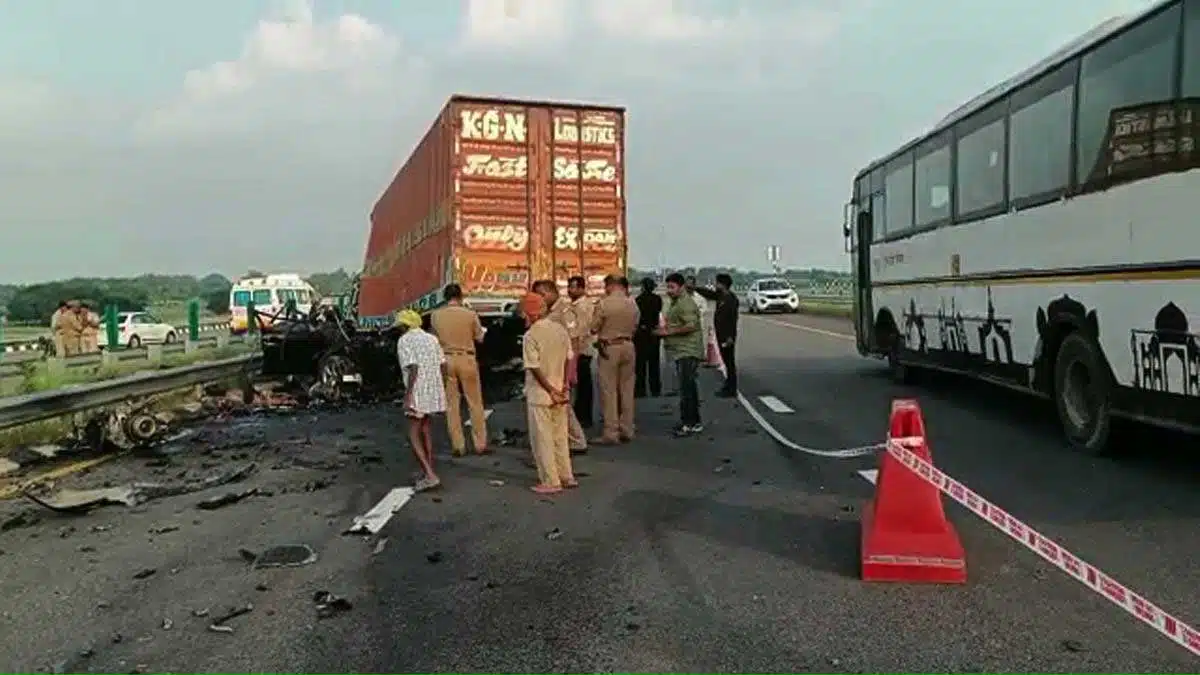 Major accident on Purvanchal Expressway in Sultanpur
