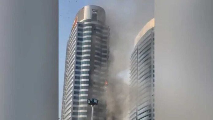 Massive fire spread from 3rd to 20th floor in Pakistan mall