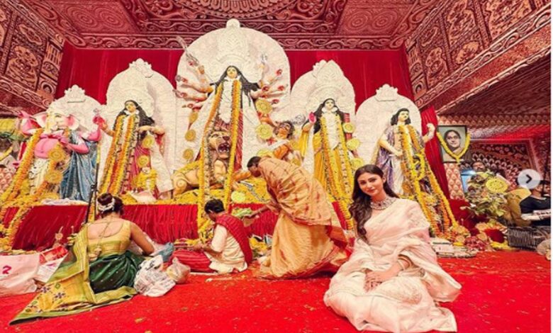 Mouni Roy celebrates Durga Puja with Ranbir Kapoor-Ayan Mukerji