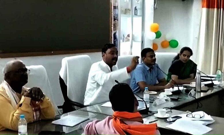 Officers do not listen to Kushinagar MLA