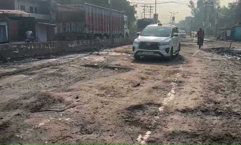 Officials arrived to inspect the roads of Kanpur