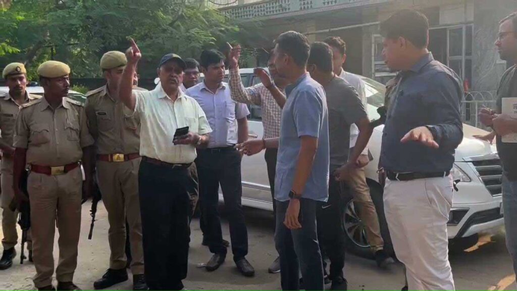 Officials arrived to inspect the roads of Kanpur