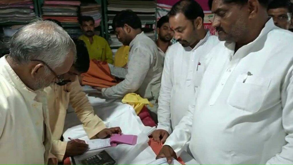Purchase of Khadi clothes in Hamirpur on Gandhi Jayanti
