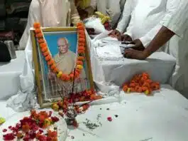 Purchase of Khadi clothes in Hamirpur on Gandhi Jayanti