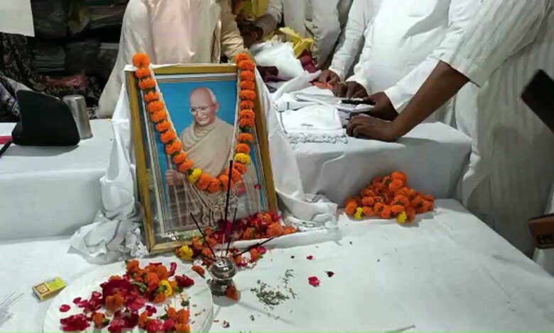 Purchase of Khadi clothes in Hamirpur on Gandhi Jayanti