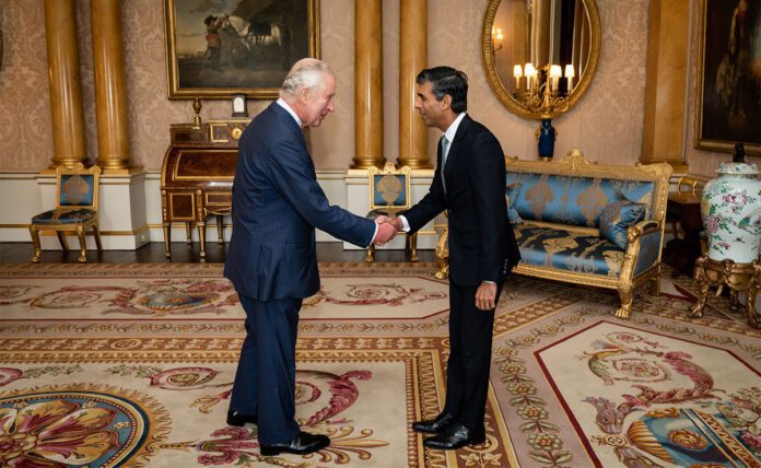 Rishi Sunak arrives at Buckingham Palace to meet King Charles