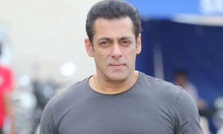 Salmans is back to hosting the 'Weekend Ka Vaar' episode