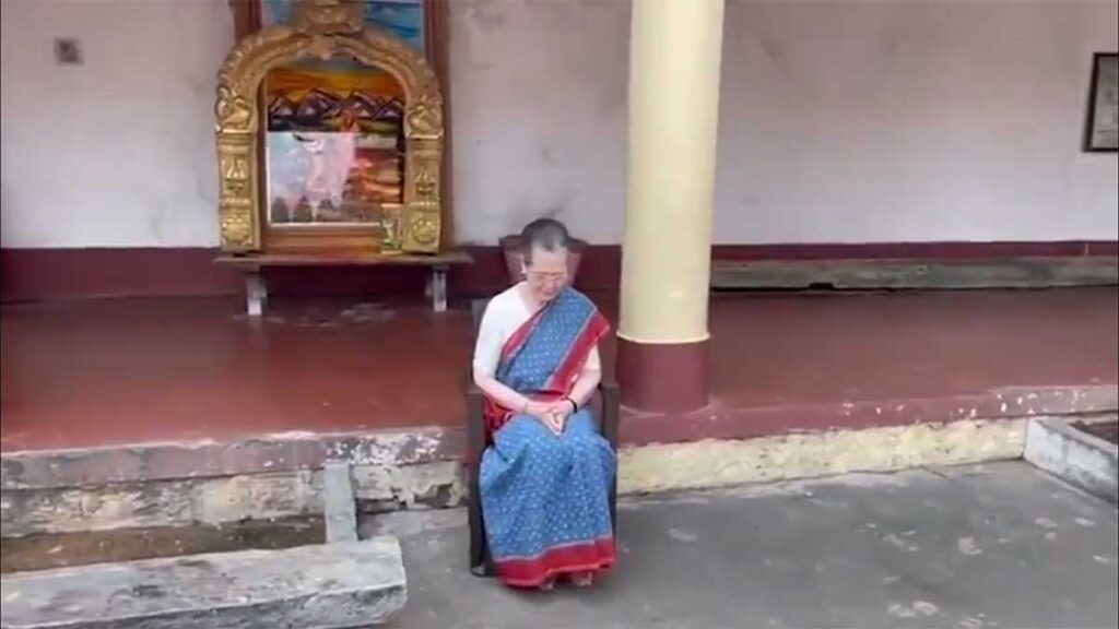 Sonia Gandhi offers prayers at Mysore temple on Vijayadashmi