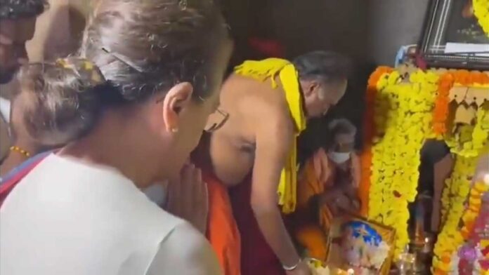 Sonia Gandhi offers prayers at Mysore temple on Vijayadashmi
