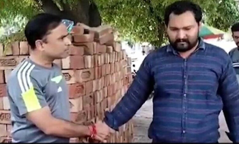 UP official scolds journalist for taking photo