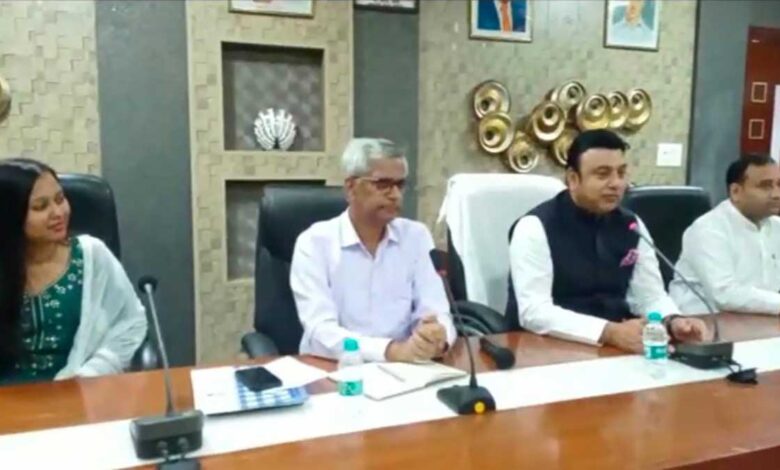 Zafar Islam and DM praised each other in Moradabad