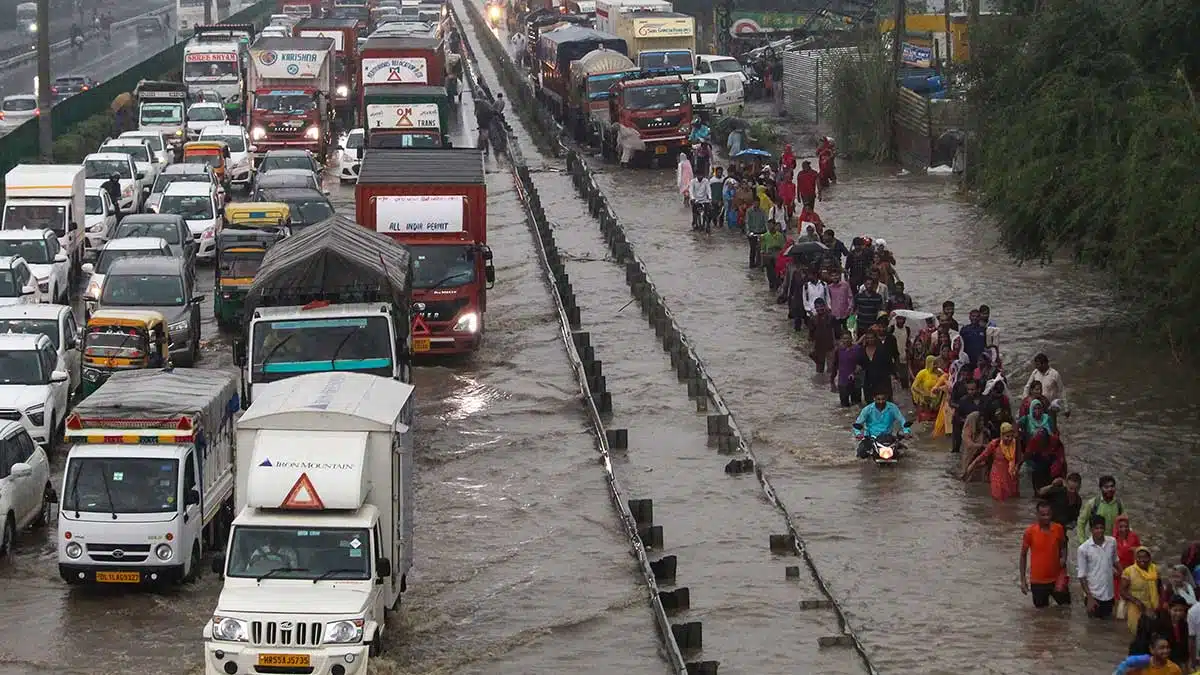 delhi traffic jam in rain Continuous rain in Delhi today, more likely tomorrow