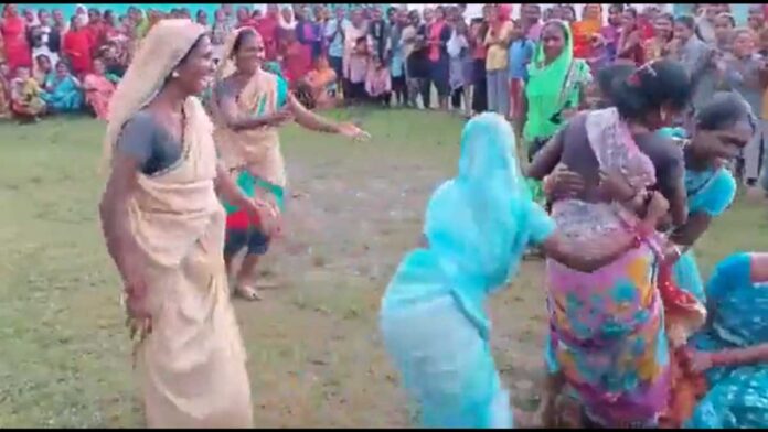 women playing Kabaddi in saree, Viral video