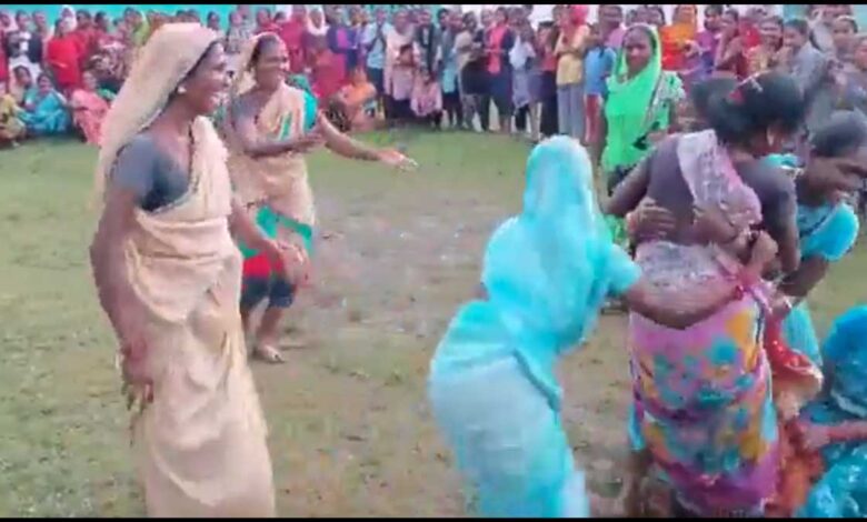 women playing Kabaddi in saree, Viral video