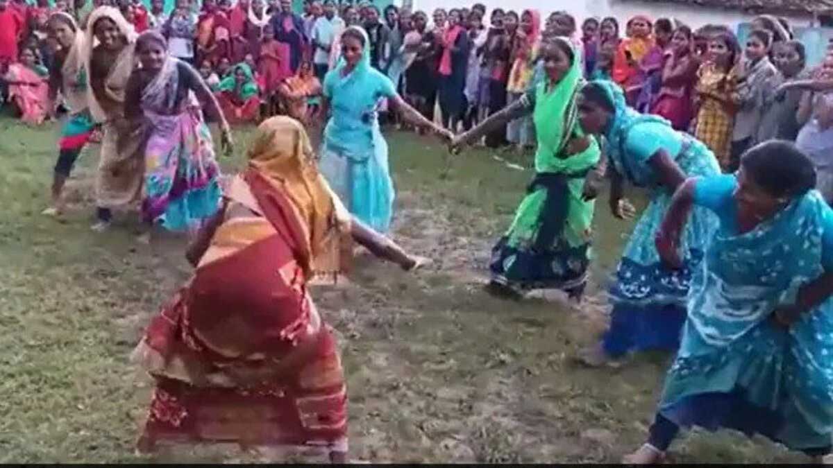 women playing Kabaddi in saree, Viral video