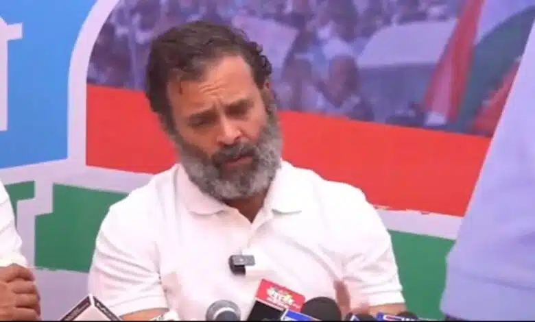 Rahul Gandhi adamant on VD Savarkar's statement
