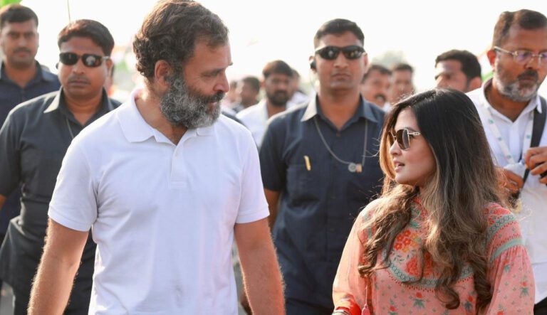 Actress Riya Sen कांग्रेस पार्टी की भारत जोड़ो यात्रा में शामिल हुईं। तस्वीरें और वीडियो देखें