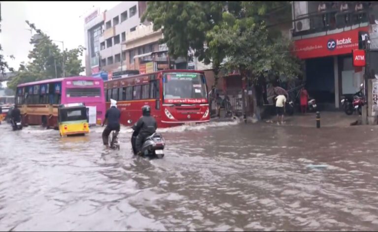 Chennai के कुछ हिस्सों में रात भर भारी बारिश के बाद सड़कों पर भरा पानी, स्कूल बंद