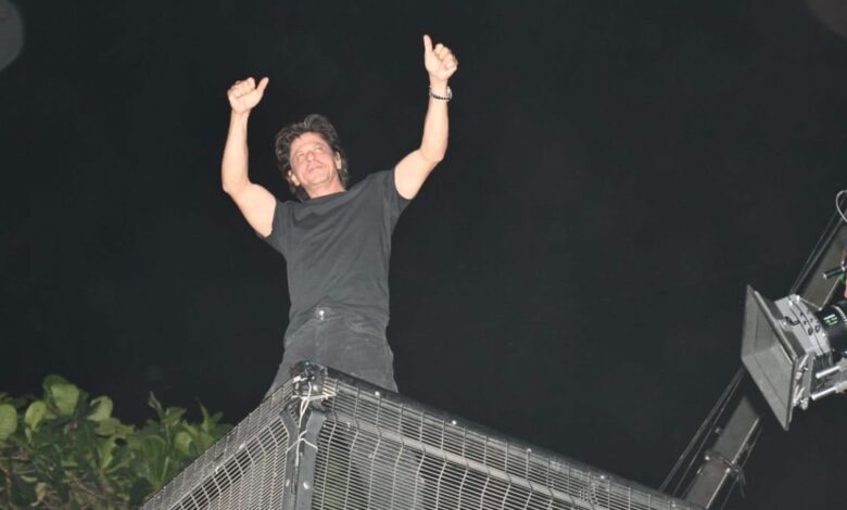 Shahrukh Khan's midnight birthday celebration