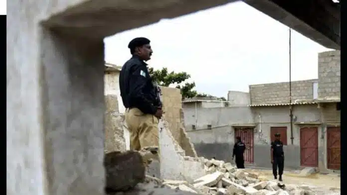 Suicide bombers target police truck in Quetta