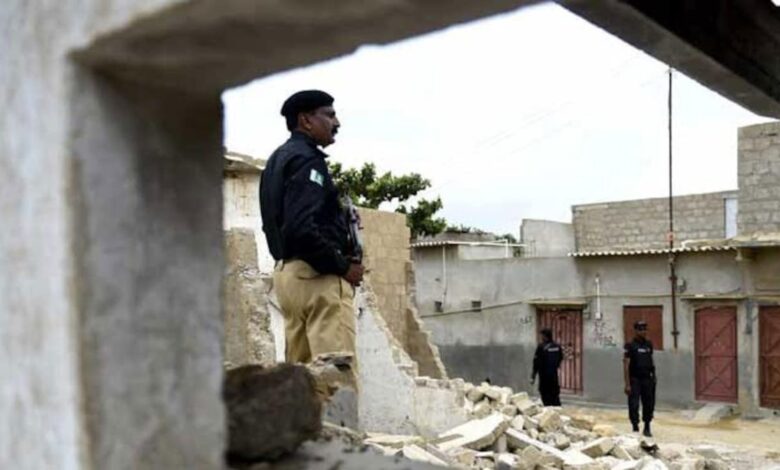 Suicide bombers target police truck in Quetta