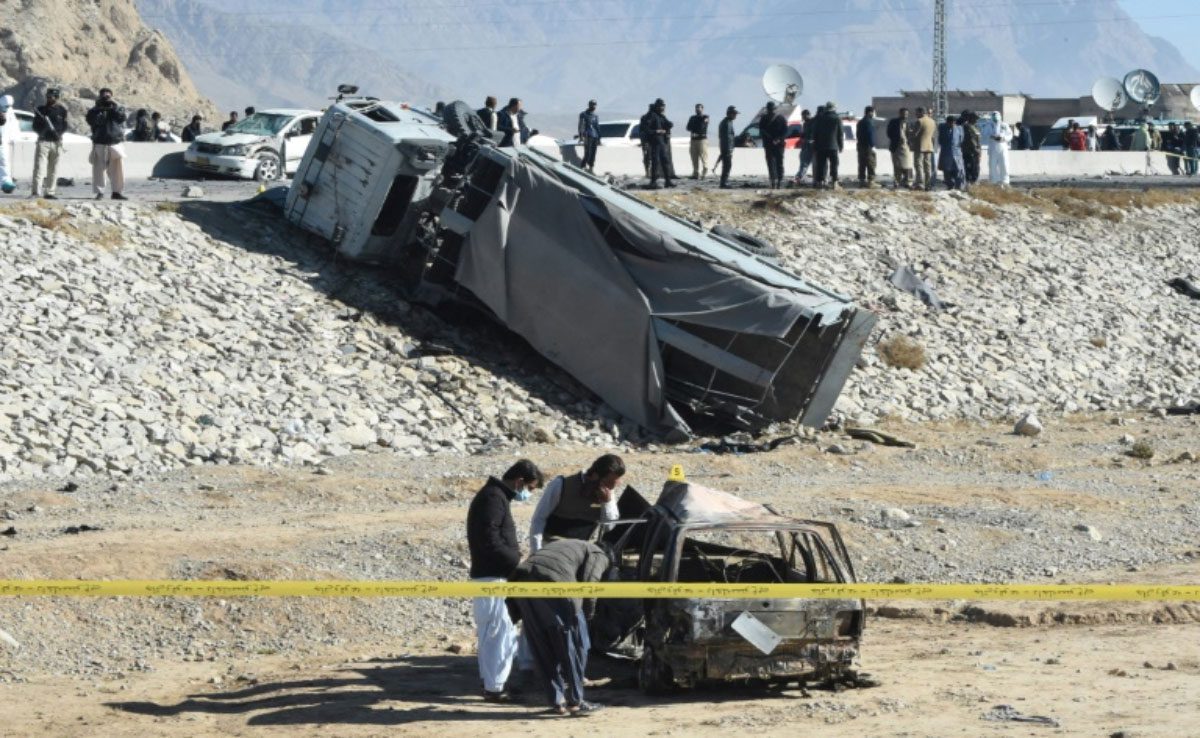 Two including Pakistani policeman killed in suicide blast in Quetta Suicide bombers target police truck in Quetta