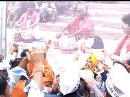 AAP supporters taunt BJP after big win in MCD