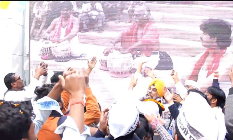 AAP supporters taunt BJP after big win in MCD