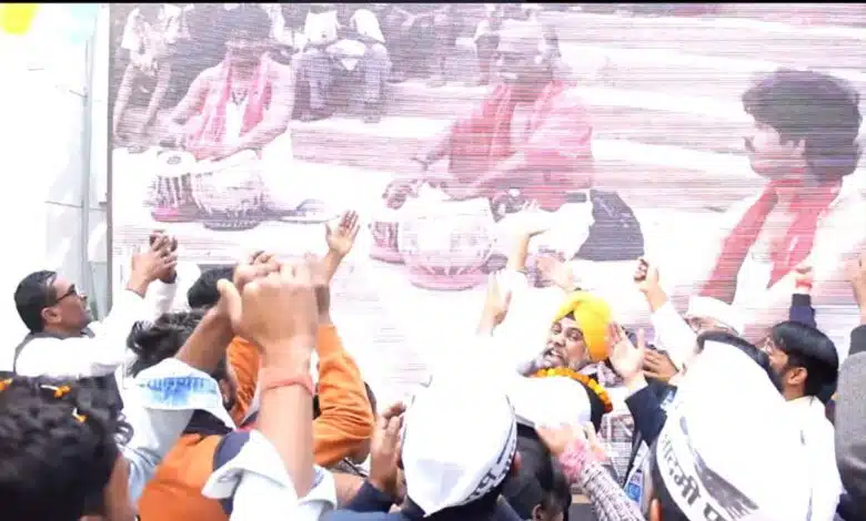 AAP supporters taunt BJP after big win in MCD