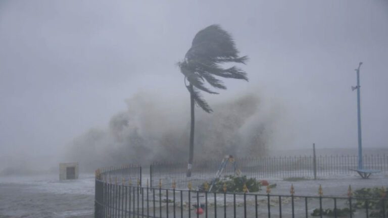 Cyclone मंडौस तमिलनाडु तट के पास, भारी बारिश की चेतावनी, स्कूल बंद