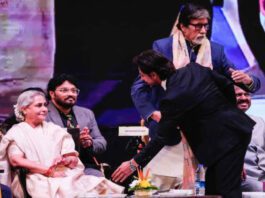 SRK Touches Amitabh's Feet At KIFF